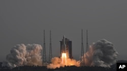 Roket pembawa Long March-5B Y4 yang membawa modul lab ruang angkasa Mengtian, meluncur dari Pusat Peluncuran Satelit Wenchang di Provinsi Hainan, China selatan, Senin, 31 Oktober 2022. (Hu Zhixuan/Xinhua via AP)