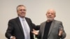 ARCHIVO - El entonces presidente electo Luiz Inacio Lula da Silva saluda al mandatario argentino Alberto Fernández en Sao Paulo, Brasil, el 31 de octubre de 2022. 