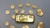 Un lingote de oro y monedas de oro se ven en esta imagen ilustrativa tomada el 17 de noviembre de 2017.