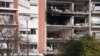 La gente se para cerca de los edificios residenciales dañados por una explosión, en Montevideo, Uruguay, el 22 de julio de 2022. Fernández