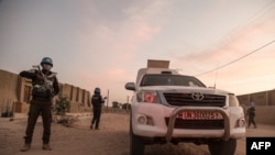 Un policier de l'ONU escorte un véhicule blindé de la Mission des Nations Unies pour la stabilisation au Mali (MINUSMA), lors d'une patrouille à Tombouctou, le 8 décembre 2021.