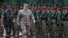 Panglima TNI Jenderal Andhika (kiri) bersama US Chairman of The Joint Chief of Staff General Mark A. Milley, menginspeksi pasukan dalam upacara penyambutan di Mabes TNI, Cilangkap, Jakarta (24/7). (Foto: VOA/Indra Yoga)