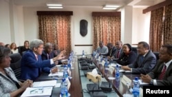 Menlu AS John Kerry (dua dari kiri) dalam pertemuan dengan Menlu Ethiopia Tedros Adhanom (dua dari kanan), Menlu Kenya Amina Mohamed (tiga dari kanan) dan Menlu Uganda Sam Kutesa (kanan) di Addis Ababa (1/5).