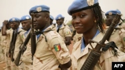 Des Casques bleus sénégalais de la MINUSMA font la queue avant l'arrivée du Secrétaire général des Nations Unies le 30 mai 2018 à Sévaré.