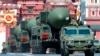 Conflit en Ukraine: Moscou hausse le ton, Biden s'indigne, Kiev calme le jeu