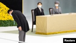 Perdana Menteri Jepang Fumio Kishida membungkuk saat Kaisar Jepang Naruhito dan Permaisuri Masako menghadiri upacara peringatan 77 tahun penyerahan Jepang dalam Perang Dunia II di aula Nippon Budokan di Tokyo, Jepang 15 Agustus 2022. (Foto: Yuichi Yamazaki via REUTERS)