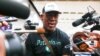 El exjugador de la liga profesional de baloncesto de EEUU (NBA), Dennis Rodman, rodeado por los medios de comunicación después de llegar desde Pyongyang, en Corea del Norte, al aeropuerto de Beijing, China, el 17 de junio de 2017.