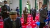 Etnis Uyghur di Masjid Id Kah di Kashgar di wilayah Xinjiang, China barat jauh, seperti yang terlihat selama kunjungan yang diselenggarakan pemerintah untuk jurnalis asing pada 19 April 2021. (Foto: AP)