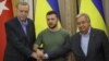 El presidente de Ucrania, Volodymyr Zelensky, (centro) el presidente de Turquía, Tayyip Erdogan, (izq) y el secretario general de la ONU, Antonio Guterres, se dan la mano después de una conferencia de prensa conjunta tras su reunión en Leópolis, Ucrania, el 18 de agosto de 2022.