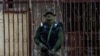 Seorang anggota pasukan paramiliter India menjaga sebuah tempat berlangsungnya perayaan hari kemerdekaan India di Srinagar, wilayah Kashmir yang dikontrol oleh India, pada 15 Agustus 2022. (Foto: AP/Mukhtar Khan)