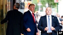 Bivši predsjednik SAD Donald Trump napušta Trump toranj, 10. august 2022, New York.