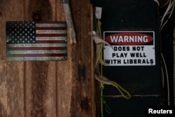 Papan petunjuk di dalam Moose Pond Club dekat Minerva, New York, AS, 20 Juli 2022. (REUTERS/Shannon Stapleton)