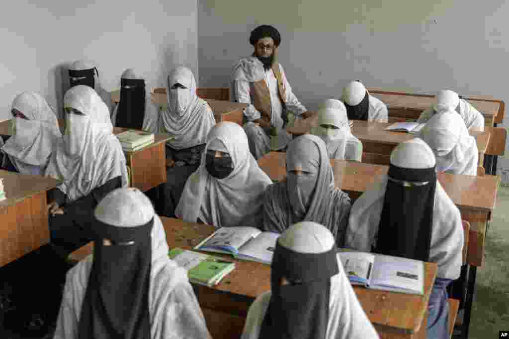طالبان "عدم رعایت حجاب اسلامی" را برای وضع ممنوعیت بر آموزش زنان و دختران بهانه آورده اند.