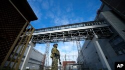 Seorang tentara Rusia melakukan penjagaan di lokasi PLTN di Zaporizhzhia, Ukraina tenggara yang dikuasai pasukan Rusia (foto: dok). 