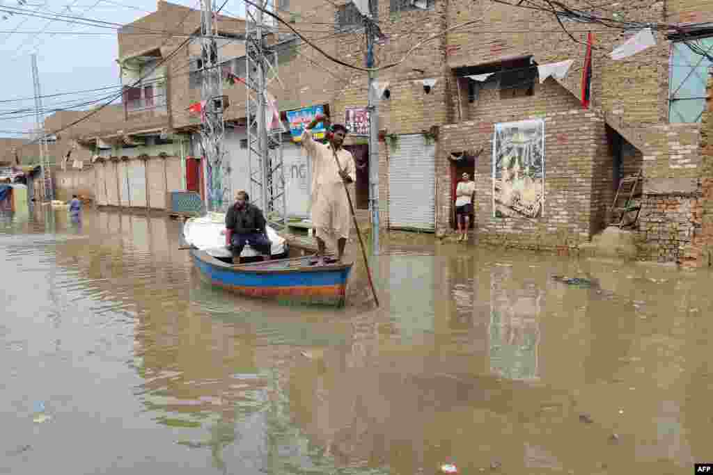 بلوچستان، سندھ اور پنجاب کے بعض علاقے سیلاب سے متاثر ہیں جب کہ سینکڑوں افراد زندگی کی بازی ہار چکے ہیں۔