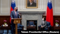 Presiden Taiwan Tsai Ing-wen bertemu dengan Gubernur Indiana Eric Holcomb di kantor kepresidenan di Taipei, Taiwan dalam gambar selebaran yang dirilis 22 Agustus 2022. (Kantor Kepresidenan Taiwan/Handout via REUTERS)