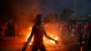 Los manifestantes protestan tras el anuncio de los resultados de las elecciones presidenciales de Kenia, en los barrios marginales de Kibera, en Nairobi, el 15 de agosto de 2022.