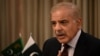 Perdana Menteri Pakistan Shehbaz Sharif menyerukan penghematan APBN kepada para Manteri dan penasihatnya (foto: dok). 