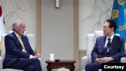 에드 마키(왼쪽) 미 상원 외교외원회 동아시아태평양소위원장이 지난 12일 서울에서 윤석열 한국 대통령과 환담하고 있다. (자료사진=한국 대통령실)
