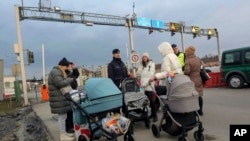 Autoritetet polake duke ndihmuar refugjatët që mbërrijnë nga Ukraina (26 shkurt 2022)