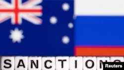 Huruf plastik bertuliskan "Sanksi" diletakkan di depan warna bendera Australia dan Rusia dalam ilustrasi ini diambil 28 Februari 2022. (Foto: REUTERS/Dado Ruvic)