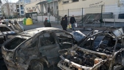 基辅郊外街头看到的毁于最近炮击的车辆。 (2022年2月28日)
