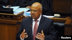 Le ministre Pravin Gordhan explique le nouveau budget au Parlement à Cape Town, le 27 février 2013. 
