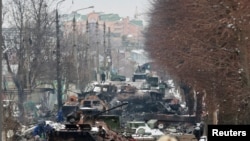 Mbetje të automjeteve ushtarake ruse në qytetin Bucha, afër Kievit