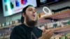 Devin Lambert, manajer toko rokok elektrik Good Guys Vape, menunjukkan keahlian menggunakan rokok elektrik, Biddeford, Maine, 3 September 2019. (Foto: Associated Press)