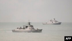 Dua kapal milik Angkatan Laut China tampak bergerak meninggalkan Serat Torres menuju Laut Coral, Australia, pada 18 Februari 2022. (Foto: Handout/Australian Defence Force/AFP)