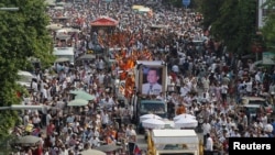 File Photo: Tens of thousands of people attend a funeral procession to carry the body of Kem Ley, an anti-government figure and the head of a grassroots advocacy group, "Khmer for Khmer" who was shot dead on July 10, to his hometown, in Phnom Penh, Cambodia July 24, 2016. REUTERS/Samrang Pring 
