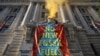 Aktivis dari kelompok iklim Extinction Rebellion berdemonstrasi di depan gedung pemerintah Distrik John Wilson di Columbia untuk menuntut diakhirinya semua infrastruktur bahan bakar fosil baru di Washington, AS, 22 April 2022. (Foto: REUTERS/Evelyn Hockstein)