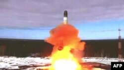 러시아 국방 당국이 지난달 20일 플레세츠크에서 차세대 대륙간탄도미사일(ICBM) '사르맛'을 시험 발사하고 있다. (자료사진)