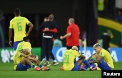 Neymar, Rodrygo, Pedro y sus compañeros de equipo de Brasi se ven abatidos después del partido cuando Brasil es eliminado de la Copa del Mundo en el juego contra Croacia el 9 de diciembre de 2022.