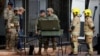 Miembros de las fuerzas de seguridad trabajan tras una supuesta amenaza de bomba en la sección hotelera de la ciudad, cerca de donde se hospeda el presidente electo Lula da Silva antes de su toma de posesión el 1 de enero, en Brasilia, Brasil, 27 de diciembre de 2022. 