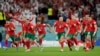 Para pemain Maroko merayakan kemenangan lewat adu penalti pada pertandingan sepak bola babak 16 besar Piala Dunia melawan Spanyol, di Stadion Education City di Al Rayyan, Qatar, Selasa, 6 Desember 2022.