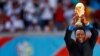 Légende brésilienne du football et membre des équipes de football brésiliennes vainqueurs de la Coupe du monde de 1958, 1962 et 1970, Pelé détient le trophée de la Coupe du monde lors de la cérémonie d'ouverture de la Coupe du monde 2006 à Munich, en Allemagne, le 9 juin 2006.