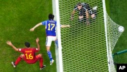 Ao Tanaka de Japón, centro, anota el segundo gol de su equipo durante el partido de fútbol del grupo E de la Copa Mundial entre Japón y España, en el Estadio Internacional Khalifa en Doha, Qatar, el jueves 1 de diciembre de 2022.