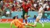 Gonçalo Ramos de Portugal anota su quinto gol para completar su tripleta del juego en que su equipo venció 6-1 a Suiza en la Copa Mundial de la FIFA Qatar, en estadio Lusail, 6 de diciembre de 2022.