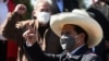 El presidente de Perú, Pedro Castillo, hace un gesto ante una reunión de gabinete binacional con su homólogo, el presidente de Bolivia, Luis Arce, en La Paz, el 30 de octubre de 2021. 