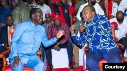 Kiongozi wa Upinzani Raila Odinga (kushoto) na Rais wa zamani wa Kenya Uhuru Kenyatta 