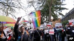 ARSIP - Pendukung kedua belah pihak berjejer setelah adanya sidang dengar di Mahkamah Agung Washington tentang gugatan terhadap seorang pedagang bunga yang menolak melayani pesanan untuk pernikahan sesama jenis, hari Selasa, 15 November 2016 di Bellevue, Washington (foto: AP Photo/Elaine Thompson)