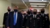 Kunjungi RSAD, Trump Pakai Masker