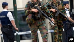 Tentara Angkatan Darat Belgia berpatroli dalam sidang pengadilan Mohamed Abrini, tersangka serangan di Paris dan Brussels. (Foto: dok.)