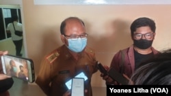 Kepala Bidang Perdagangan Dalam Negeri, Dinas Perindustrian dan Perdagangan Provinsi Sulawesi Tengah, Doddy Iwan Setiawan saat memberikan keterangan pers. Selasa (15/3/2022) (Foto : VOA/Yoanes Litha)