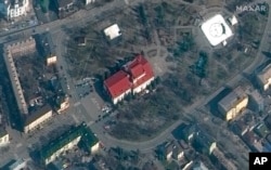 지난 14일 위성 촬영한 우크라이나 남동부 항구도시 마리우폴 시내 극장 건물 앞뒤 공간에 '어린이들'이라는 뜻의 흰 글자가 써있다. (맥사 테크놀로지 제공)