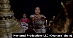 រូបថតដកស្រង់ចេញពីវីដេអូនៃខ្សែភាពយន្តឯកសារខ្នាតខ្លី «សាធុ» បង្ហាញអ្នកនាង មៀ ឡាថ អ្នករាំរបាំព្រះរាជទ្រព្យ និងជាគ្រូបង្ហាត់របាំបុរាណខ្មែរ អុជធូប។ (រូបថតដោយ Nocturnal Productions LLC)