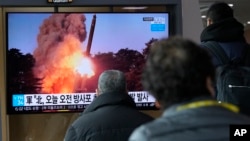 20일 한국 서울역에 설치된 TV에 북한의 방사포 발사 관련 뉴스가 나오고 있다.