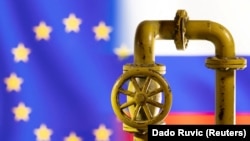 Ilustracija- Model gasovoda ispred zastava Rusije i Evropske unije (Foto: Reuters/Dado Ruvić)