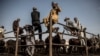Des éleveurs Hausa-Fulani et des acheteurs au marché aux bestiaux de Kara à Lagos, au Nigeria, le 10 avril 2019.